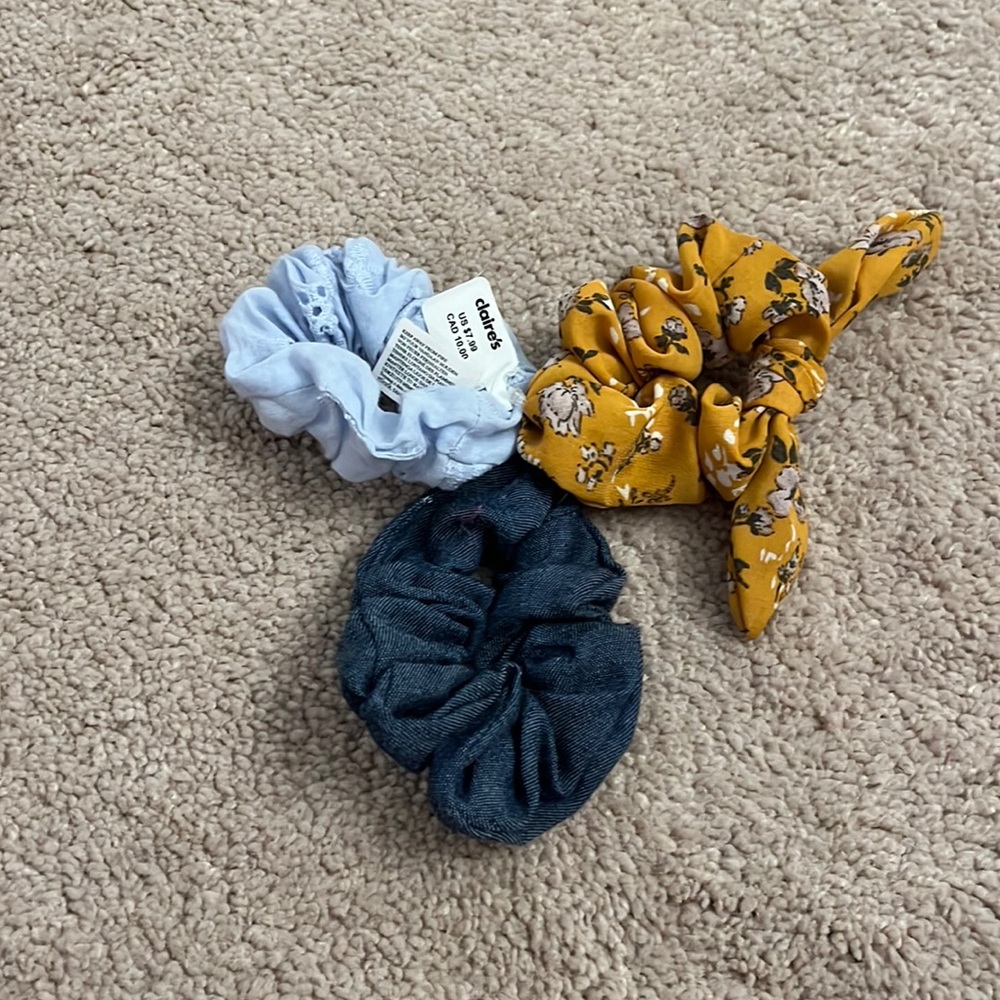 Claire’s Pack of three of scrunchies